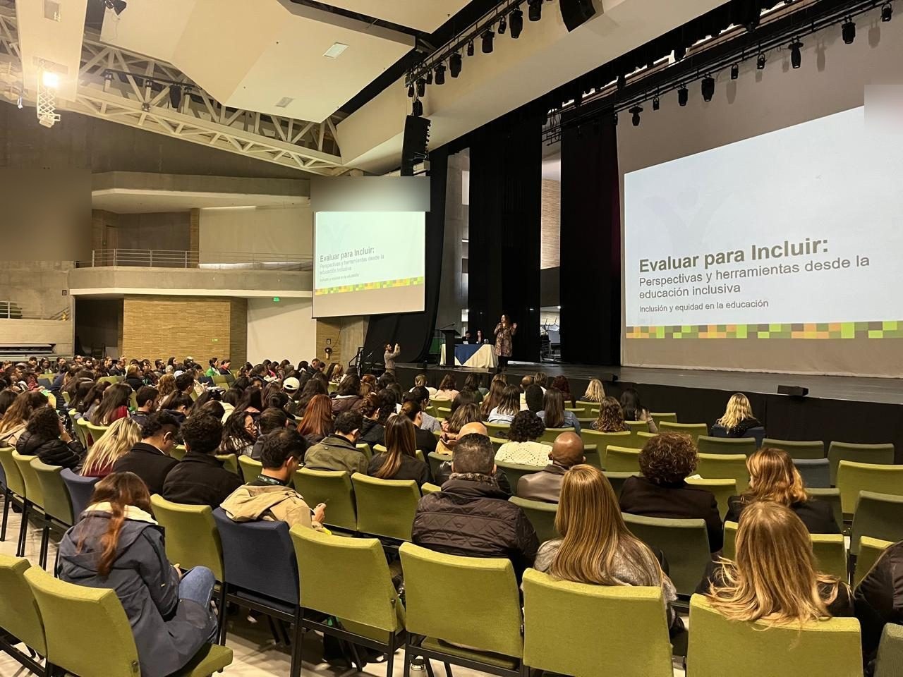 Auditorio de docentes durante una jornada sobre evaluación inclusiva
