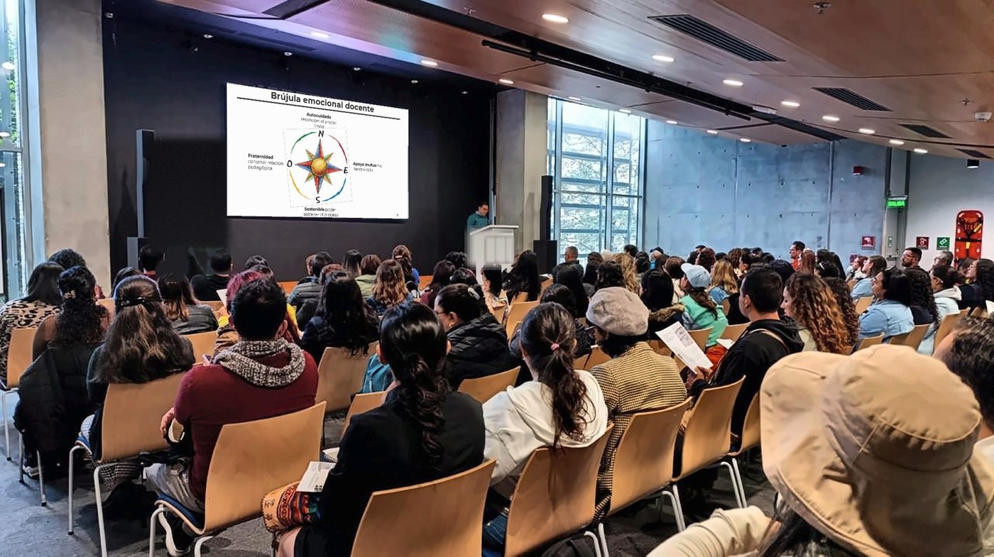 Auditorio de docentes durante la apertura de un diplomado
